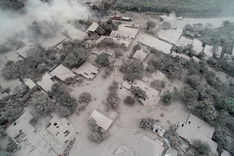 Illustration for article titled Así se ve Guatemala desde el cielo tras la erupción del volcán de Fuego: pueblos enteros sepultados bajo la ceniza